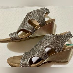 New! Bandolino Women’s Gold, beautiful wedge $35